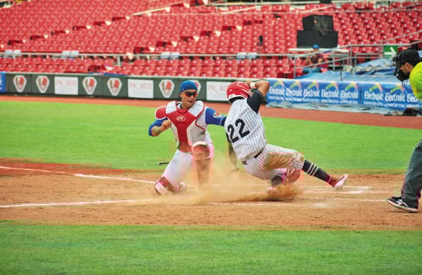 PUNTUAL. El catcher evitó una carrera sacando el out a centímetros de home. Foto: Especial.