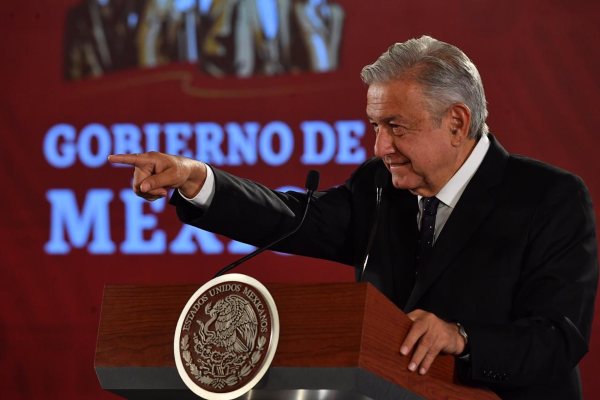 AMLO Santa Lucía