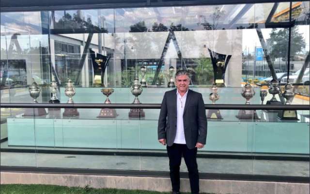 Héctor Miguel Zelada posa frente a trofeos. FOTO: Especial