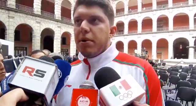 El abanderado mexicano habla para los medios. FOTO: Especial