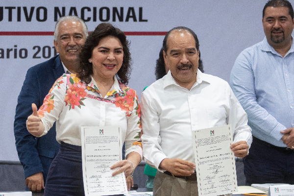 Ivonne Ortega entregando su formula para ser aspirante del PRI