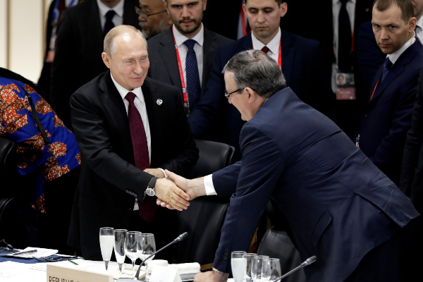 G20. Ebrard, antes de su viaje a China, estuvo
en Japón donde saludó al presidente Putin. Foto: AP.