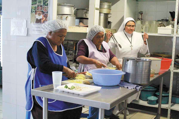 Las religiosas solicitan apoyo de la ciudadanía para impulsar los proyectos que el hospital de la tarahumara necesita para mejorar su atención. Foto: RAÍCHALI.