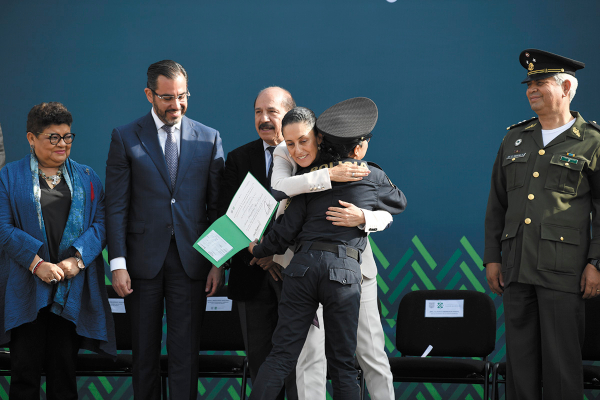 PREMIO. Ernestina
Godoy, procuradora de
la CDMX; Jesús Orta,
titular de la SSC, y
Claudia Sheinbaum,
jefa de Gobierno, reconocieron a policías. Foto: Nayeli Cruz