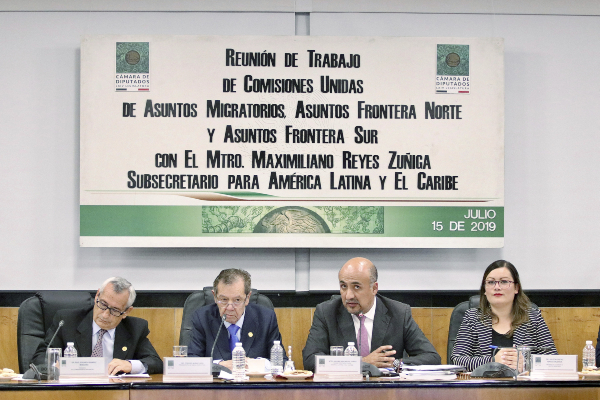 El subsecretario de la SRE, Maximiliano Reyes (centro), se reunió ayer con diputados. Foto: NOTIMEX.