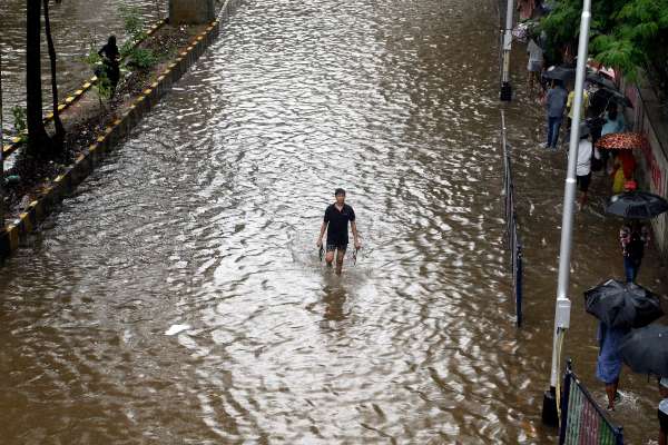 INDIA. El nivel del agua comenzó a bajar, pero
los socorristas continúan evacuando personas. Foto: AP.