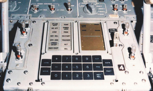 AVANCE. Ésta fue la primera computadora que
proporcionó información de vuelo en tiempo real. Foto: NASA.