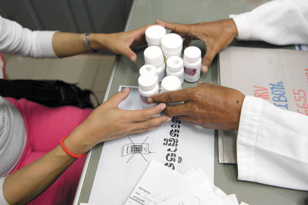 CAMBOYA. Reparten medicamentos contra el VIH. Foto: AFP.
