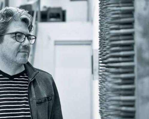PLÁSTICO. En su trabajo, el arquitecto invita a reflexionar sobre la migración y la violencia. Foto: Leslie Pérez.