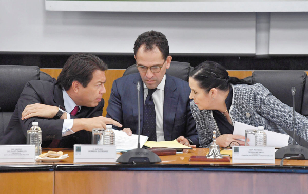 ESCENARIO. El secretario de Hacienda (al centro) reiteró que no habrá una recesión en México. Foto: Pablo Salazar.