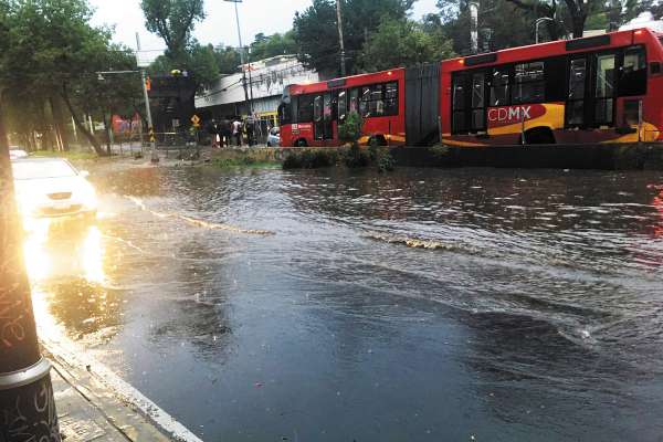 Vecinos de distintos puntos del sur de la CDMX mostraron en redes sociales las inundaciones que presenciaron en
donde se puede observar que el agua llegaba, en algunos casos, a la mitad de los vehículos. Foto: Especial.
