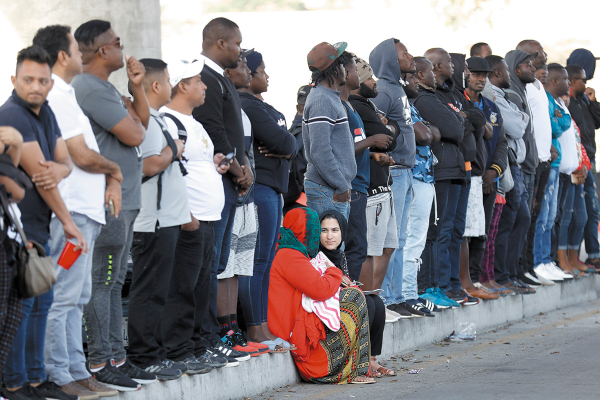 Cientos de centroamericanos esperan
en la garita de Tijuana informes sobre su
situación migratoria. Foto: AP.