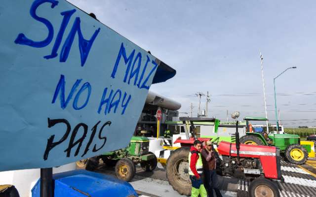 Campesinos exigen la entrega de recursos en las carreteras. FOTO: CUARTOSCURO