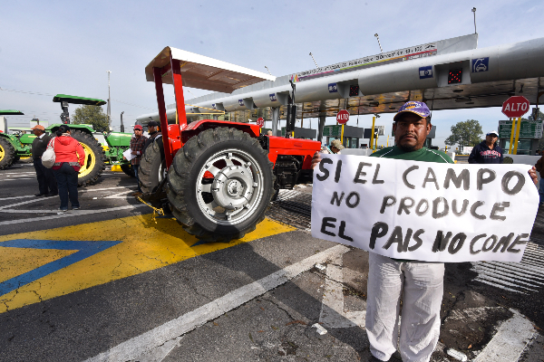 Manifestante en la carretera con tractores