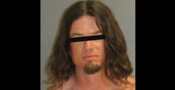 John Bloodsworth fue arrestado luego de que varios testigos lo vieran en estado de ebriedad tirarse con su hijo al agua desde un muelle de esta localidad costera al norte de Orlando, Florida. Foto: Especial