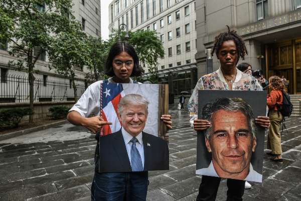 DESASTRE. Activistas del grupo Hot Mess
han condenado los abusos del financiero. Foto: AFP