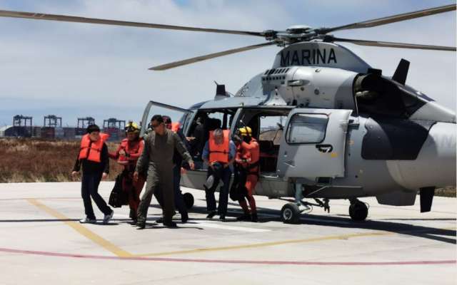 Las personas rescatadas fueron trasladadas al muelle de la Segunda Región Naval para ser atendidas por personal de sanidad naval. Foto: Especial
