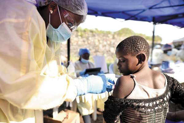 MEDIDA. La vacuna no pudo contener el contagio masivo.Foto: REUTERS.