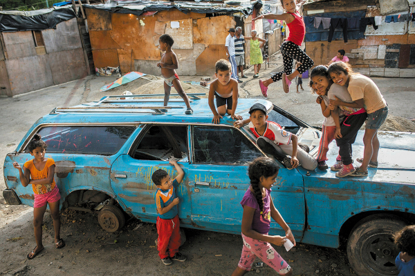 DELITO. Los niños son reclutados con el objetivo de ejercer la minería ilegal. Foto: AP