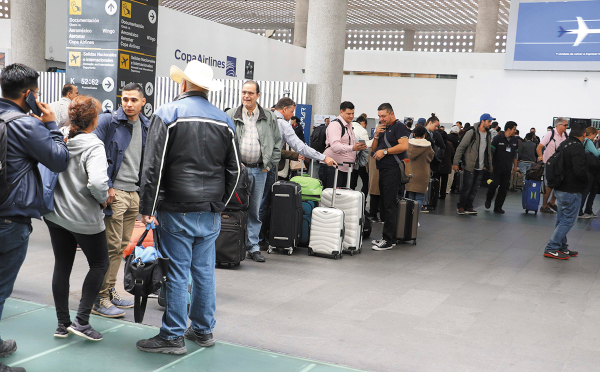 VUELOS A TOPE. En esta temporada, los pasajeros tienen el riesgo de perder sus vuelos por la sobreventa. Foto: CUARTOSCURO.