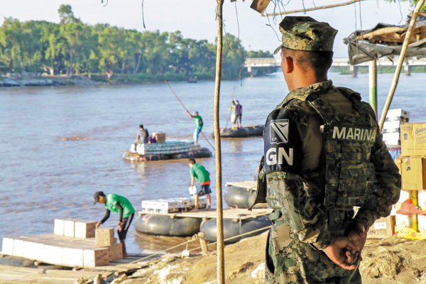Ante este panorama, los migrantes optan irse
por caminos de extravío, donde son detenidos. Foto: MARCOPOLO HEAM