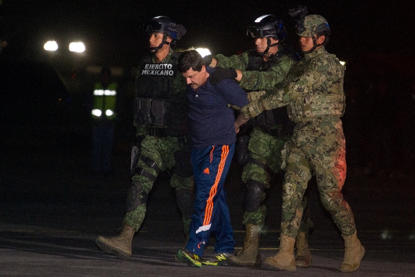 Joaquín "El Chapo" Guzmán con elementos del Ejército