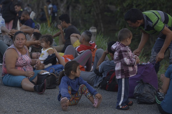 De acuerdo a un conteo tentativo de Protección Civil Chiapas, dos mil Cuatrocientos migrantes centroamericanos recorren la carretera 200 tramo Huhuetán- Huixtla. Foto: Cuartoscuro