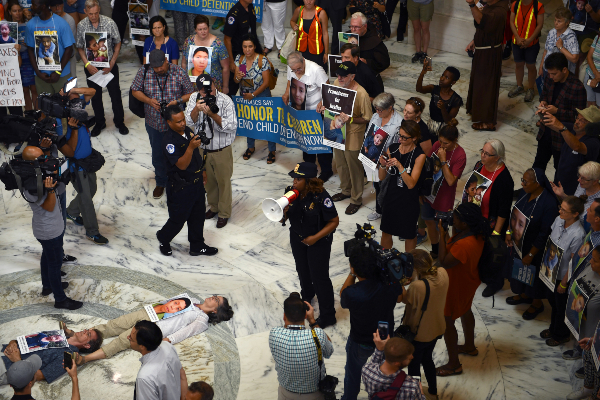 PROTESTAS. 70 católicos fueron arrestados en una protesta en el Senado en contra de la política migratoria de Trump. Foto:AFP.