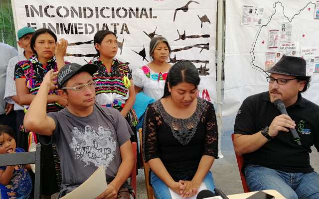 Este jueves, familiares de los tsotsiles huelguistas, así como representantes de las organizaciones solicitaron frente a Palacio de Gobierno, respuesta a las demandas. Foto: Especial