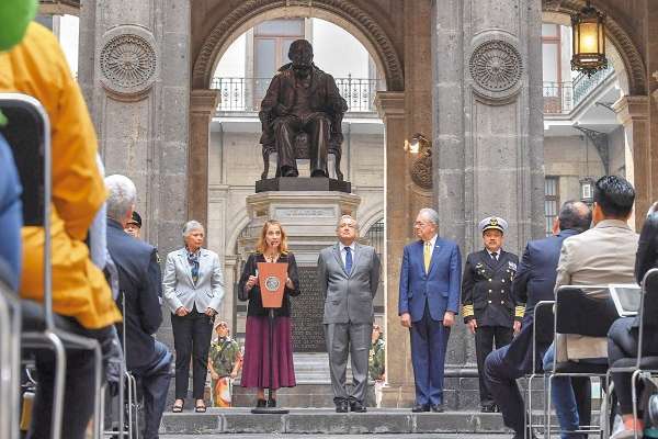 HOMENAJE. El Presidente y Beatriz Gutiérrez conmemoraron el fallecimiento de Benito Juárez.