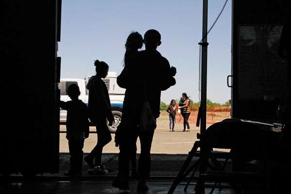 Especialistas en temas migratorios aseguran que no es fácil sustituir la mano de obra como la que prestan los migrantes indocumentados que viven y trabajan en Estados Unidos. Foto: AP