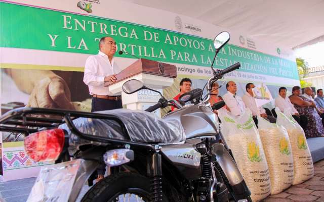 Al evento asistieron, los secretarios de Finanzas y Administración, Tulio Samuel Pérez Calvo y de Agricultura, Ganadería, Pesca y Desarrollo Rural, Juan José Castro Justo. Foto: Especial