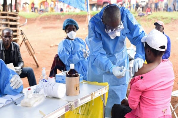 Enfermero del Congo inyectando a una persona