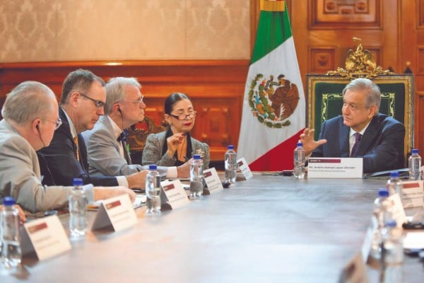 BILATERAL. El Presidente, durante su reunión con los representantes estadounidenses. Foto: Especial