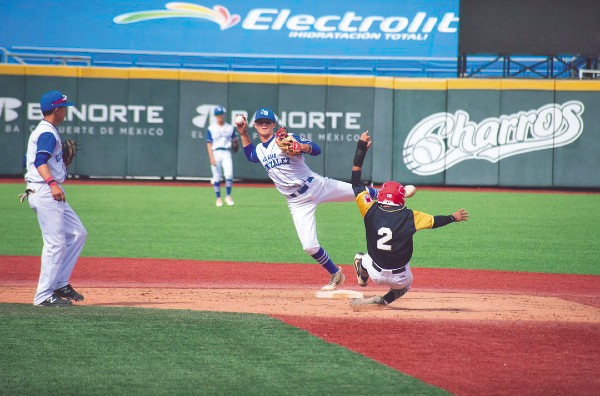 INTENSO. El primer choque de ayer en el estadio de los Charros fue emocionante. Foto: @PROBEIS