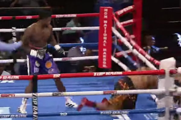 Boxeador sale volando del ring tras recibir una “golpiza”: VIDEO