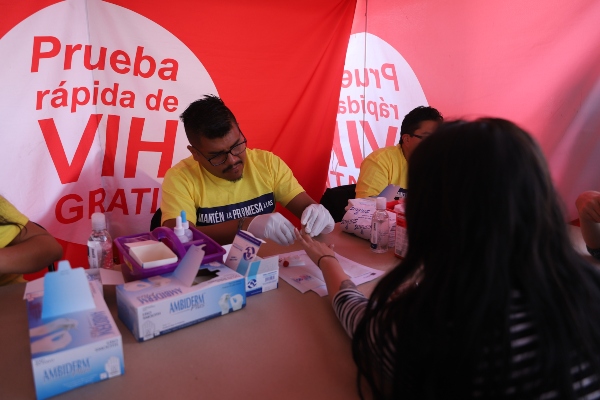 Caleb Cienfuegos Rascón, secretario de Salud del Estado, afirmó que actualmente se cuenta con un abasto de medicamentos para VIH de 85%, los cuales se estima duren hasta el mes septiembre. Foto: Cuatoscuro