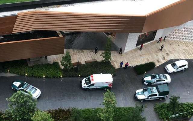 patrullas y policías afuera de plaza artz pedregal