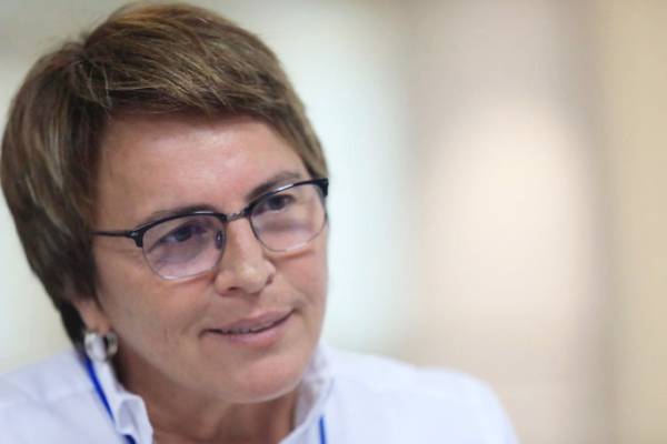 Laura Beristain con fondo borroso