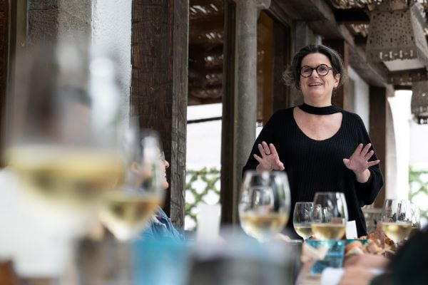 Cada mes, Sophie Avernin, directora de Grandes Viñedos de Francia, en conjunto con César Montesano (su socio), llevan a cabo su proyecto que lleva por nombre Cava nómada, donde se comparte vino, diferentes propuestas gastronómicas. Foto: Cortesía