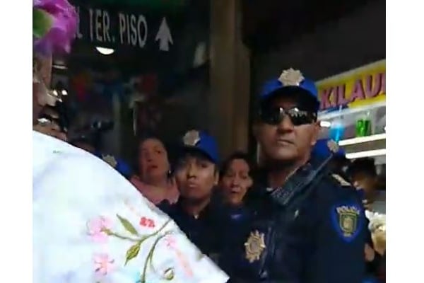 La vendedora grabó los hechos y los compartió en sus redes sociales, donde se puede ver a los agentes arrebatando las canastas, mientras que la salsa terminó en el suelo. Foto: Facebook