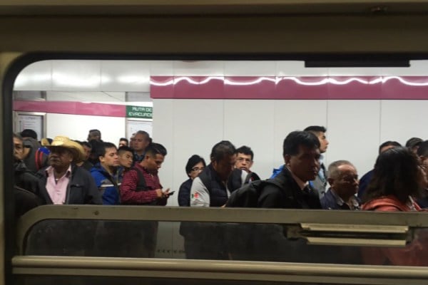 El Metro reportó alta concentración de usuarios en todas sus líneas. Foto: @elsucio21