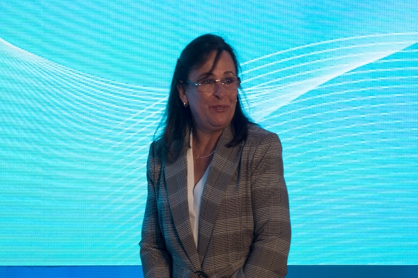 Rocío Nahle con fondo azul claro y líneas blancas