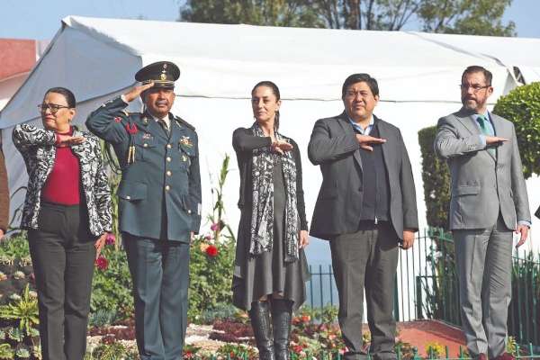 AL SUR. Claudia Sheinbaum, acompañada de Rosa Icela Rodríguez, acudió a Xochimilco. Foto: Especial.