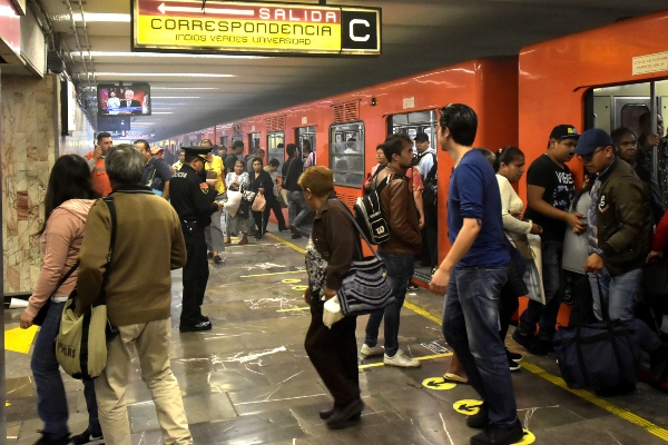 El hombre intentó forzar la apertura de las puertas del tren, sin alcanzar a subir por completo, por lo que fue arrastrado. Foto: Cuartoscuro