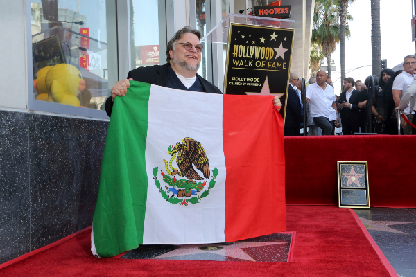 CELEBRACIÓN. El creador posó con una bandera de México, que le dio un fan. Foto: AP.