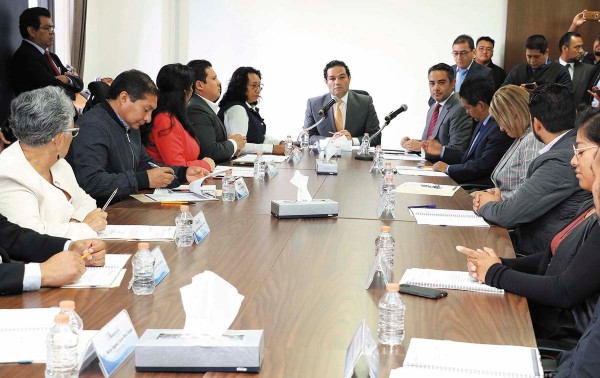 COORDINACIÓN. En la sesión de cabildo, el Colegio de Abogados agradeció al alcalde. Foto: Especial.