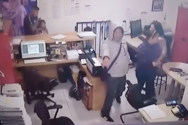 Ya hay una denuncia por el robo al colegio; piden en redes ayuda para identificar a los ladrones. Foto: Especial