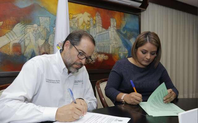 José Ignacio Peralta firma un documento para asistir a víctimas de trata. FOTO: Especial