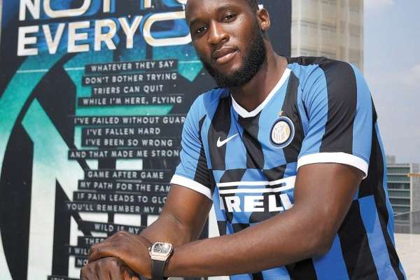 SATISFECHO. Así posó el
atacante belga con su playera. Foto: @Inter.